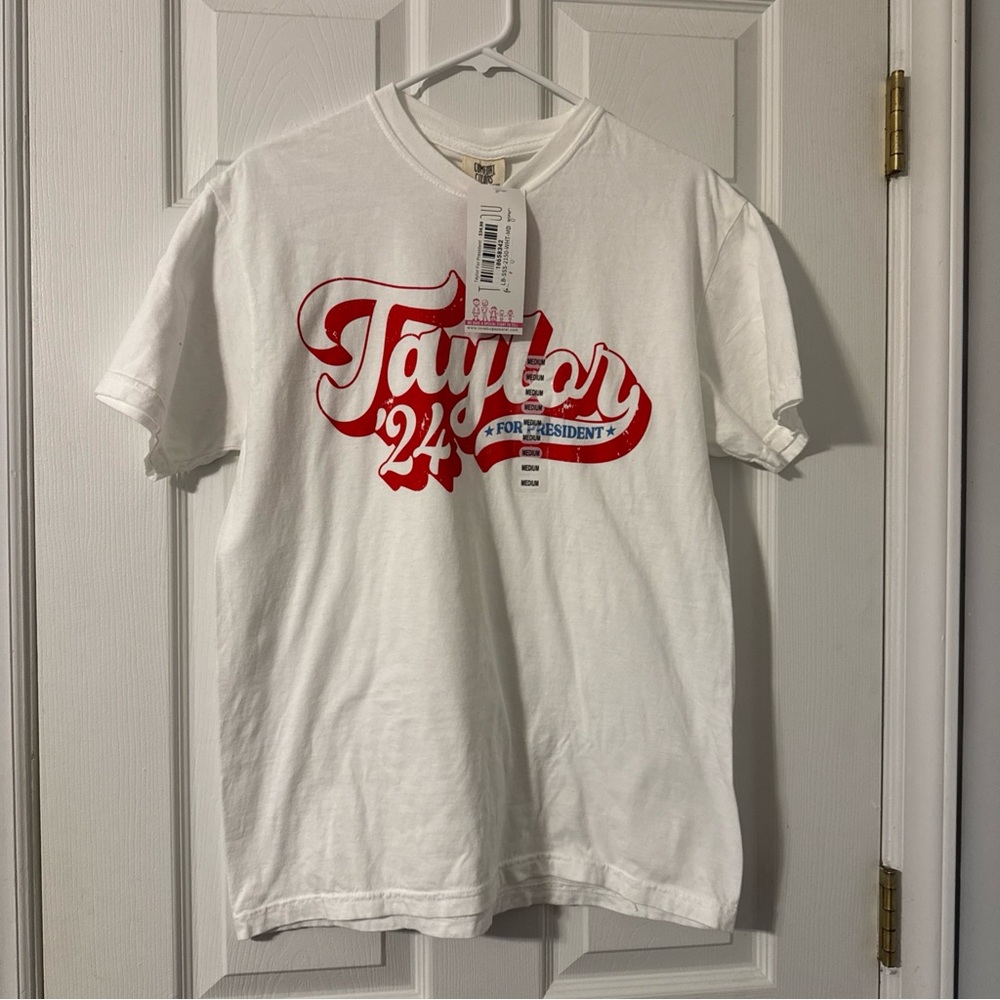 NWT Women’s Love Bug Apparel “Taylor for President 2024” Tee Shirt Size Medium